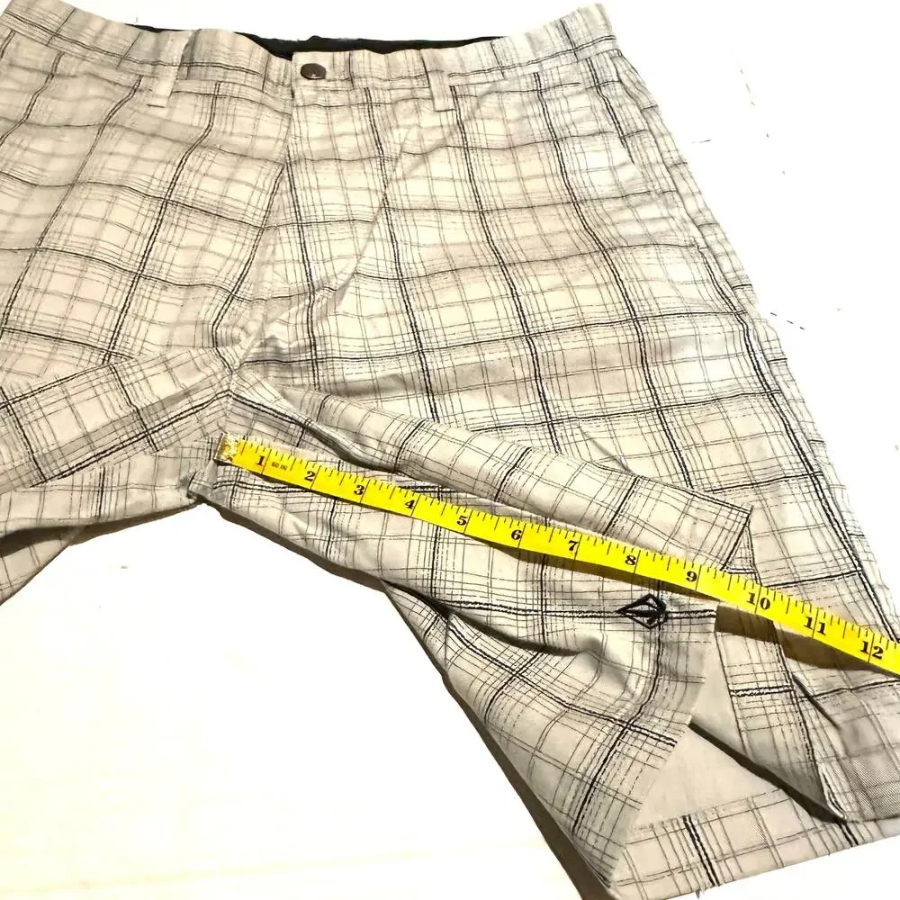 Volcom Plaid Shorts Men’s 32 Cream Gray Skater Streetwear Casual Summer